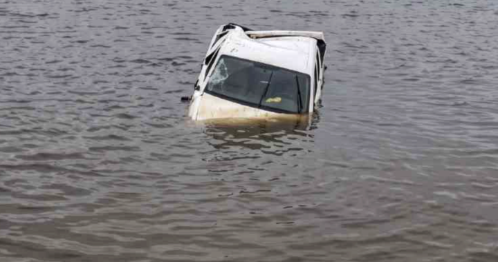 En el Bajo Giuliani ya murieron dos personas ahogadas: una Amarok cayó al cuenco y el conductor escapó antes de que el agua la cubriera entera